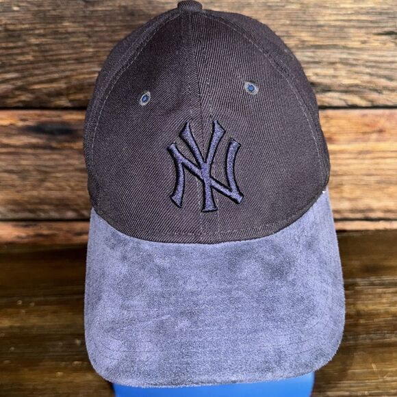 New Era 9Twenty New York Yankees Adjustable Hat - Picture 3 of 8